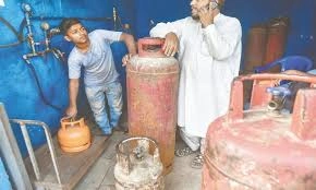 Karachi Gas Crisis Deepens as Citizens Struggle in Cold Weather